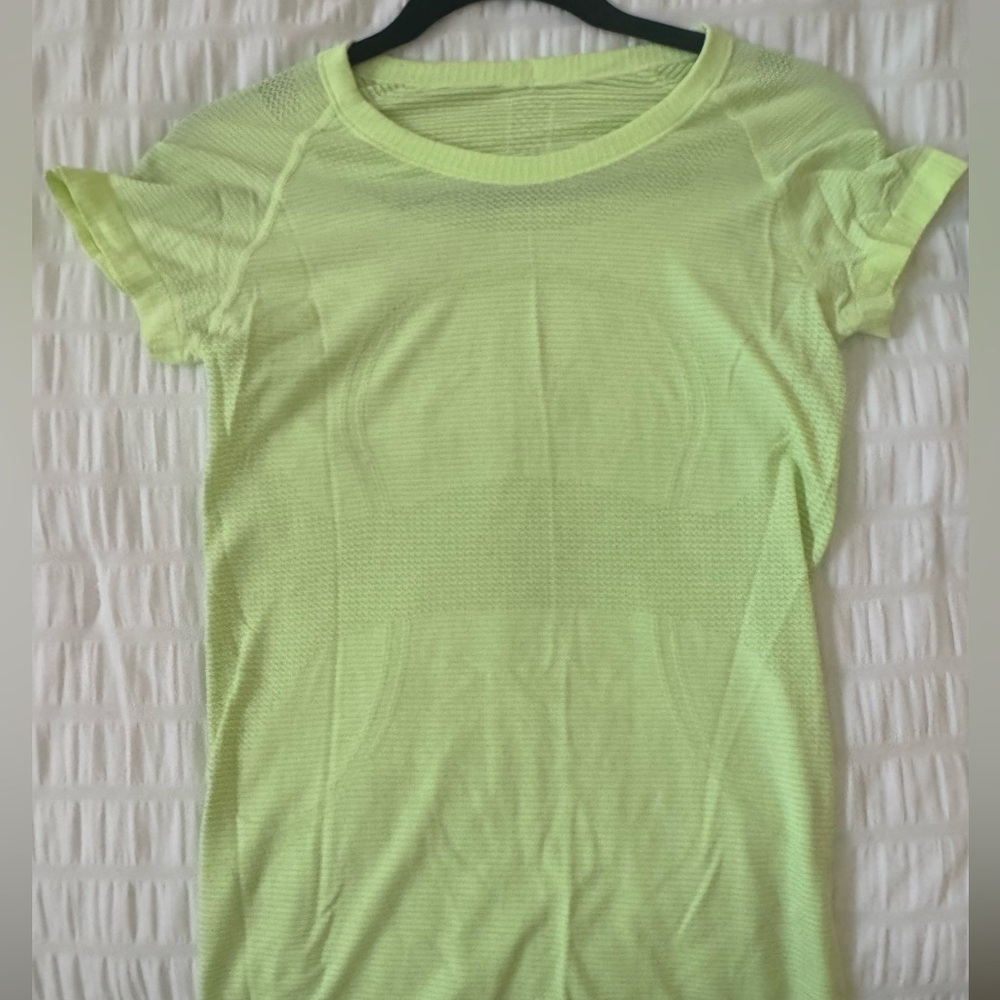 LULULEMON t shirt